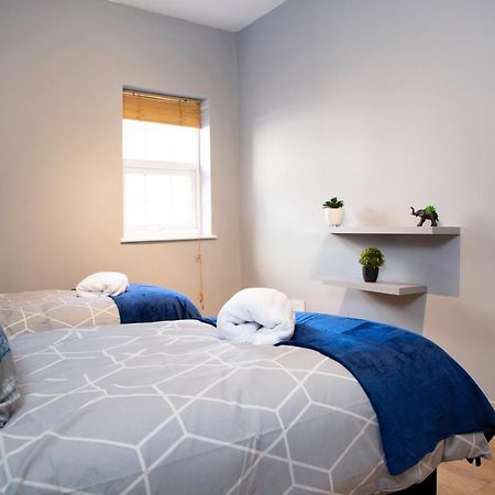 City Centre 2 Bed Flat Sleeps 3 For Work And Leisure With Free Wifi By Amazing Spaces Relocations Ltd Warrington Extérieur photo